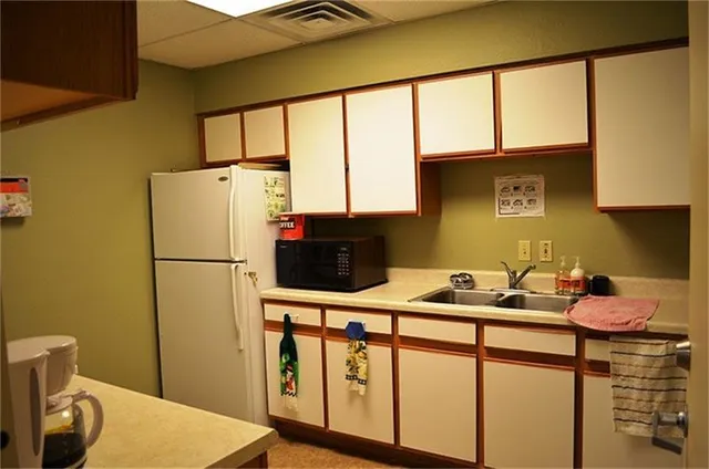 $570 | 300 Cross Creek, Dilley, TX 78017