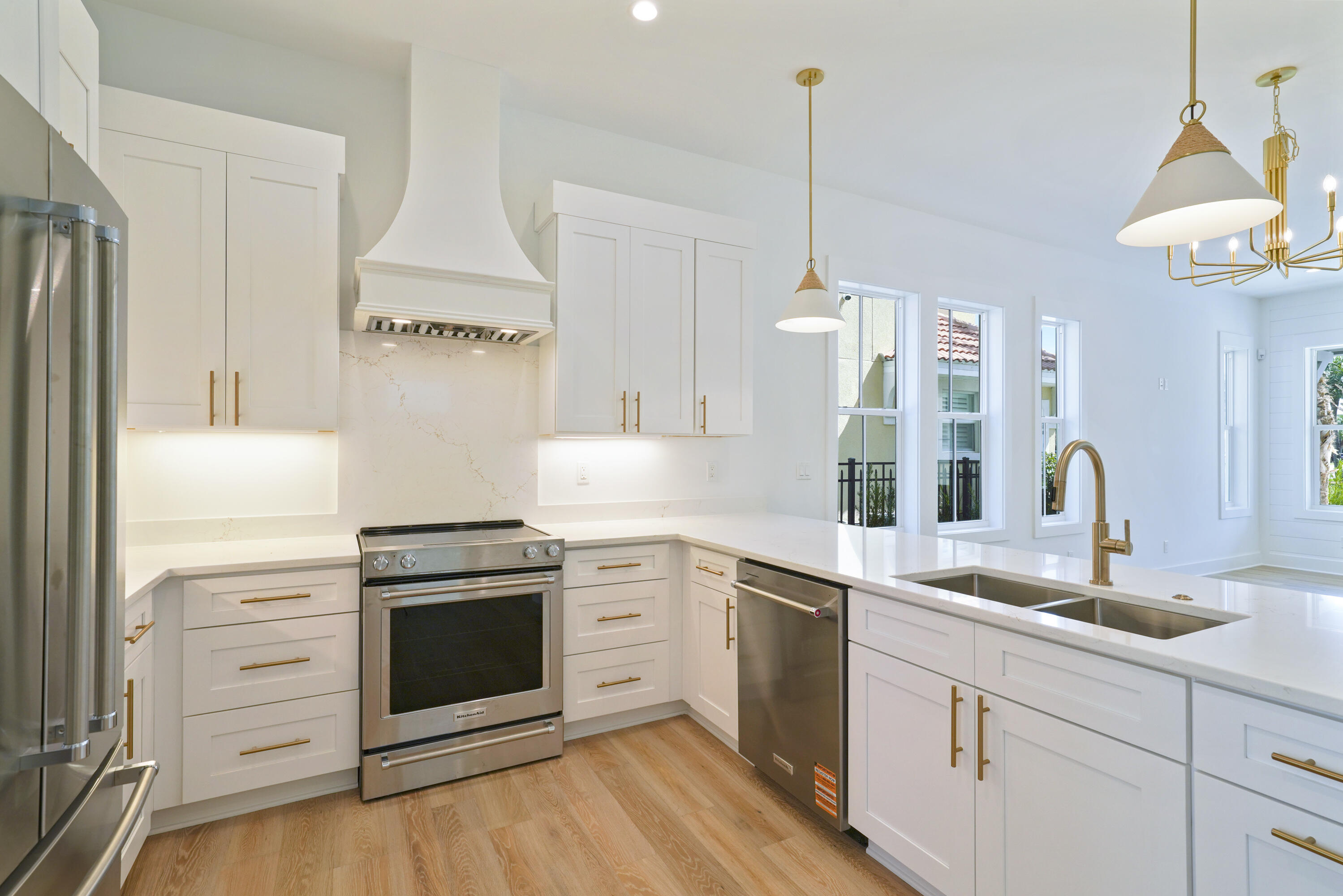 4734 Amhurst Circle Destin, FL 32541 - Photo 10 of 28 Image #10 | Kitchen close-up with cabine