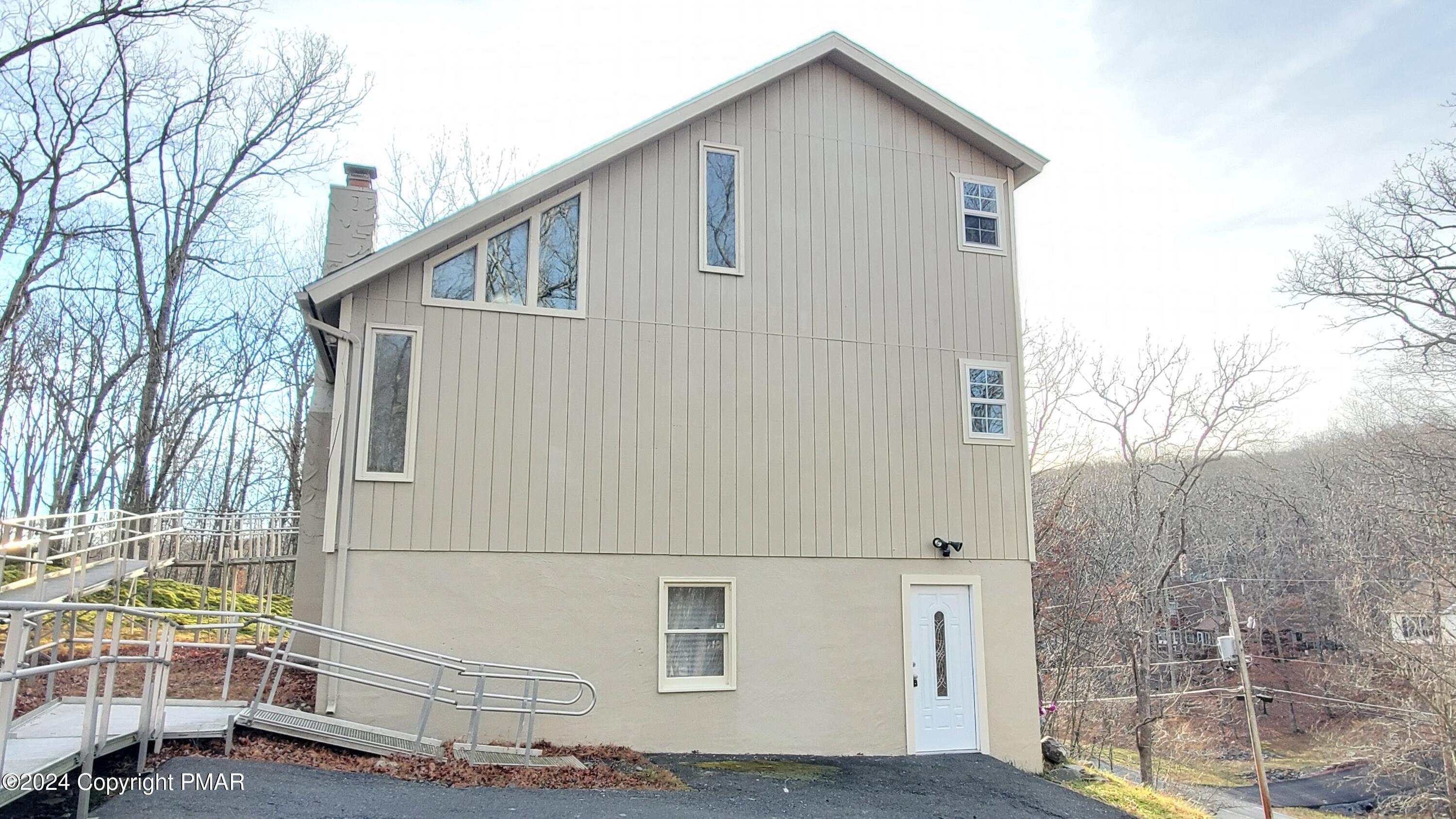 3118 Snowden Drive Bushkill, PA 18324 - Photo 25 of 27 Side