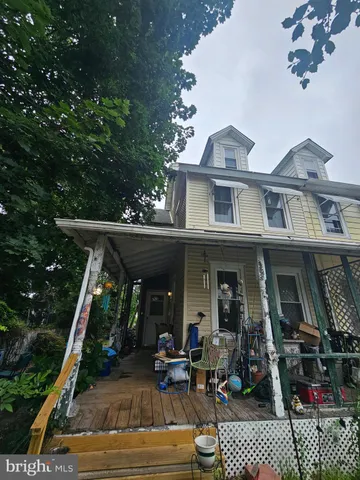 a view of house with outdoor seating space