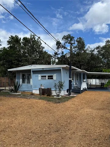 a view of a house with backyard