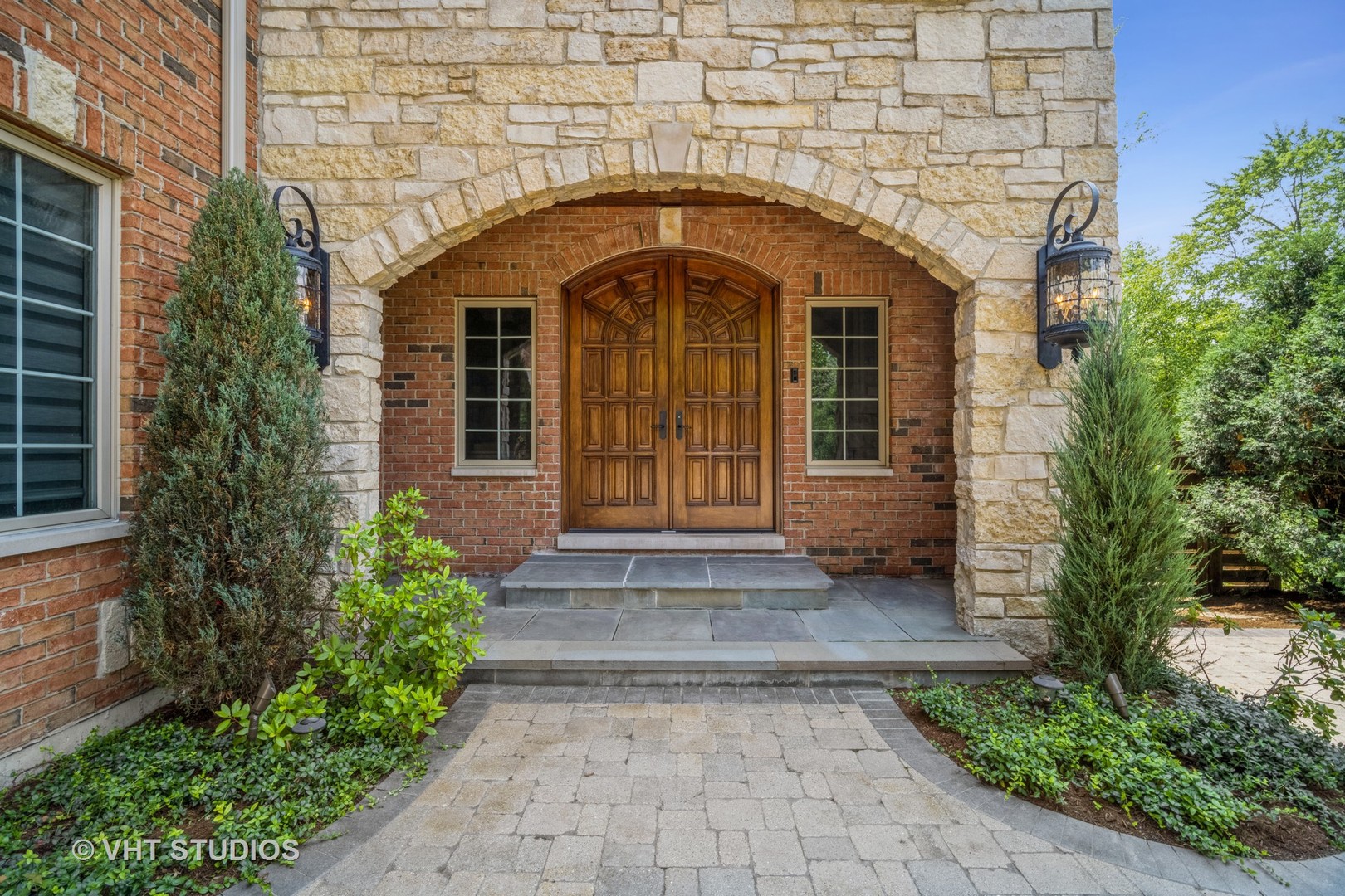 3151 Keystone Road Northbrook, IL 60062 - Photo 48 of 48 a front view of a house with garden