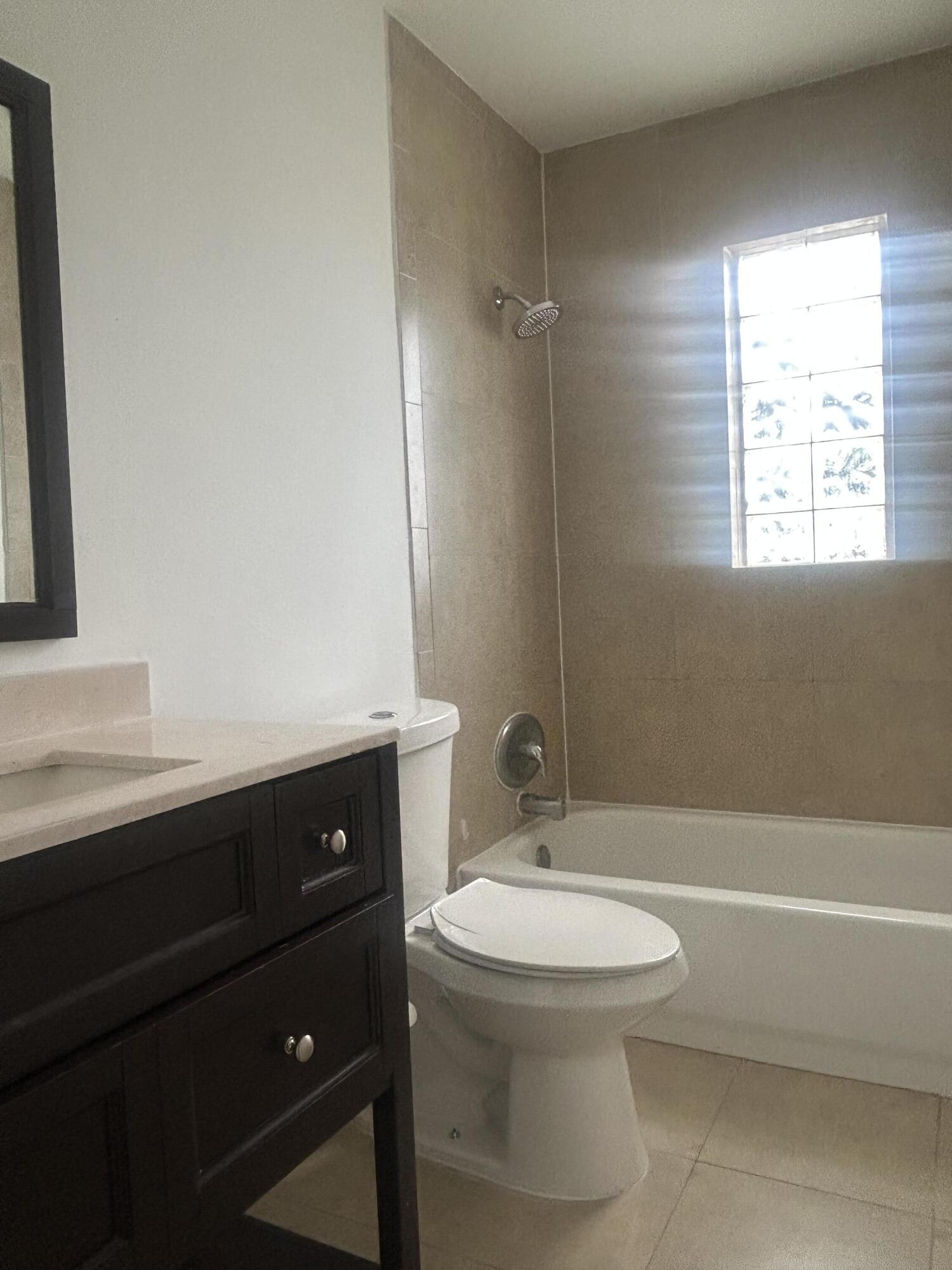 1528 Avenue South Riviera Beach, FL 33404 - Photo 7 of 9 Bath1