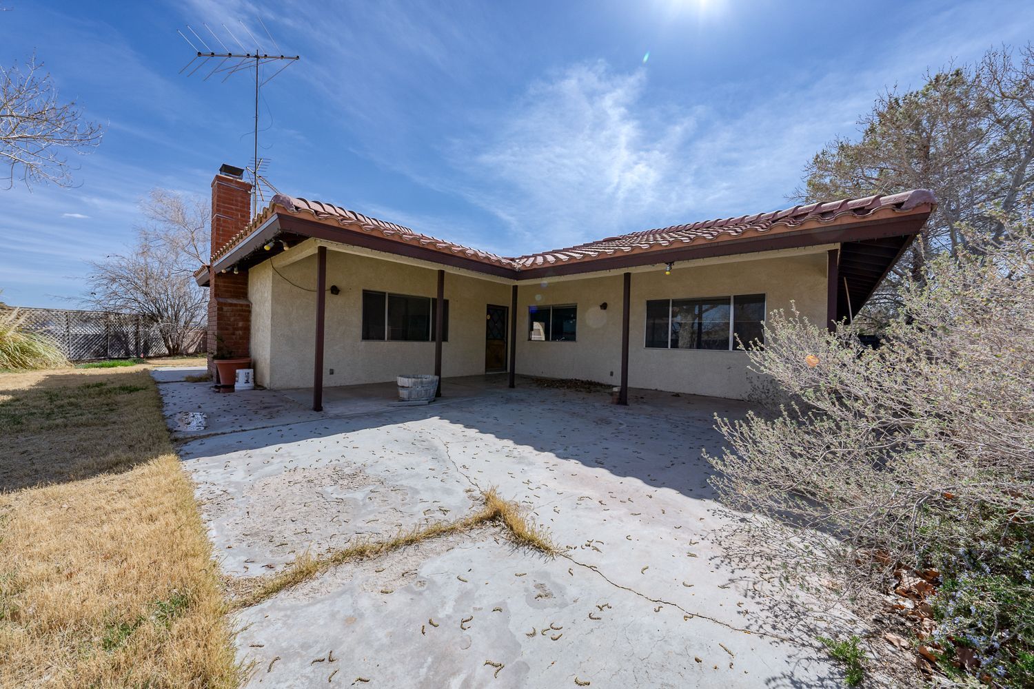 524 Scott Street Ridgecrest, CA 93555 - Photo 32 of 40 a front view of a house with a yard