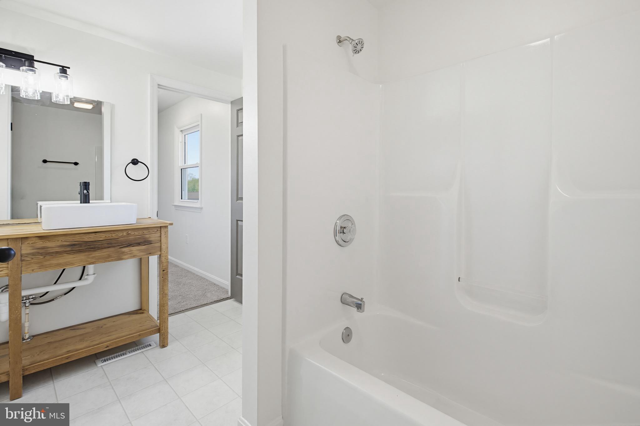 112 Sawmill Road Elizabethtown, PA 17022 - Photo 34 of 56 a bathroom with a sink a mirror and a bathtub