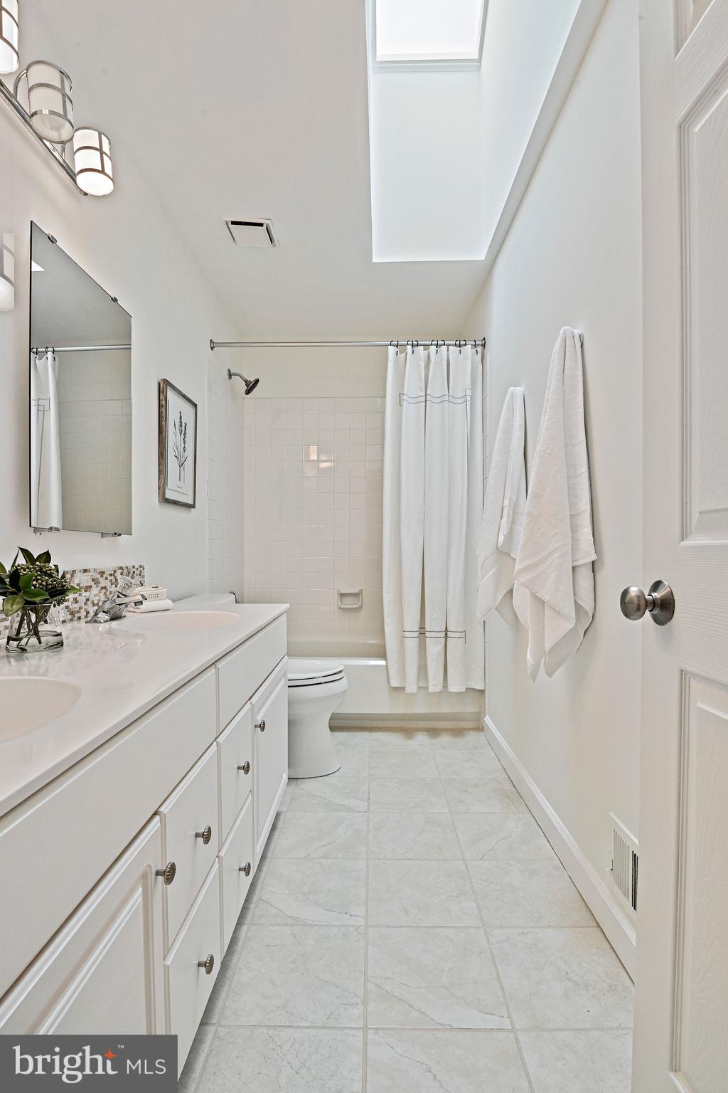 9733 Hidden Valley Road Vienna, VA 22181 - Photo 43 of 70