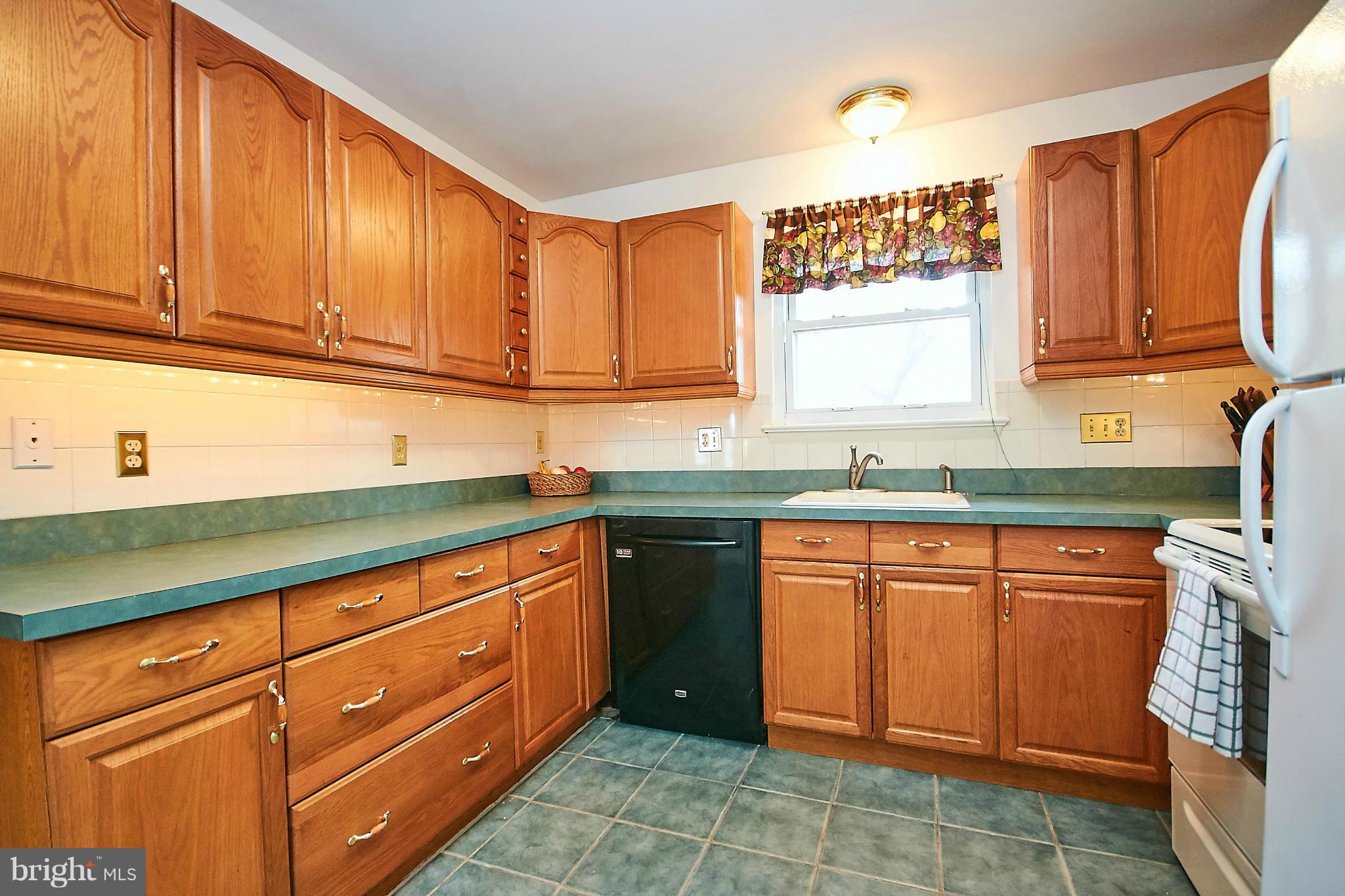 7724 Elgar Street Springfield, VA 22151 - Photo 11 of 30 Kitchen w/Ceramic Tile Floor