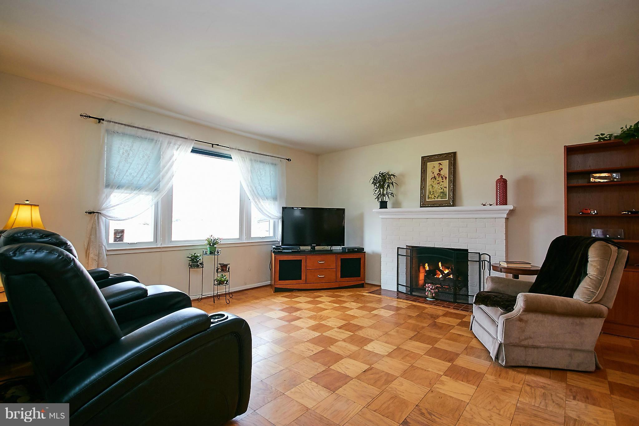 7724 Elgar Street Springfield, VA 22151 - Photo 5 of 30 Living Room w/Gas Fireplace