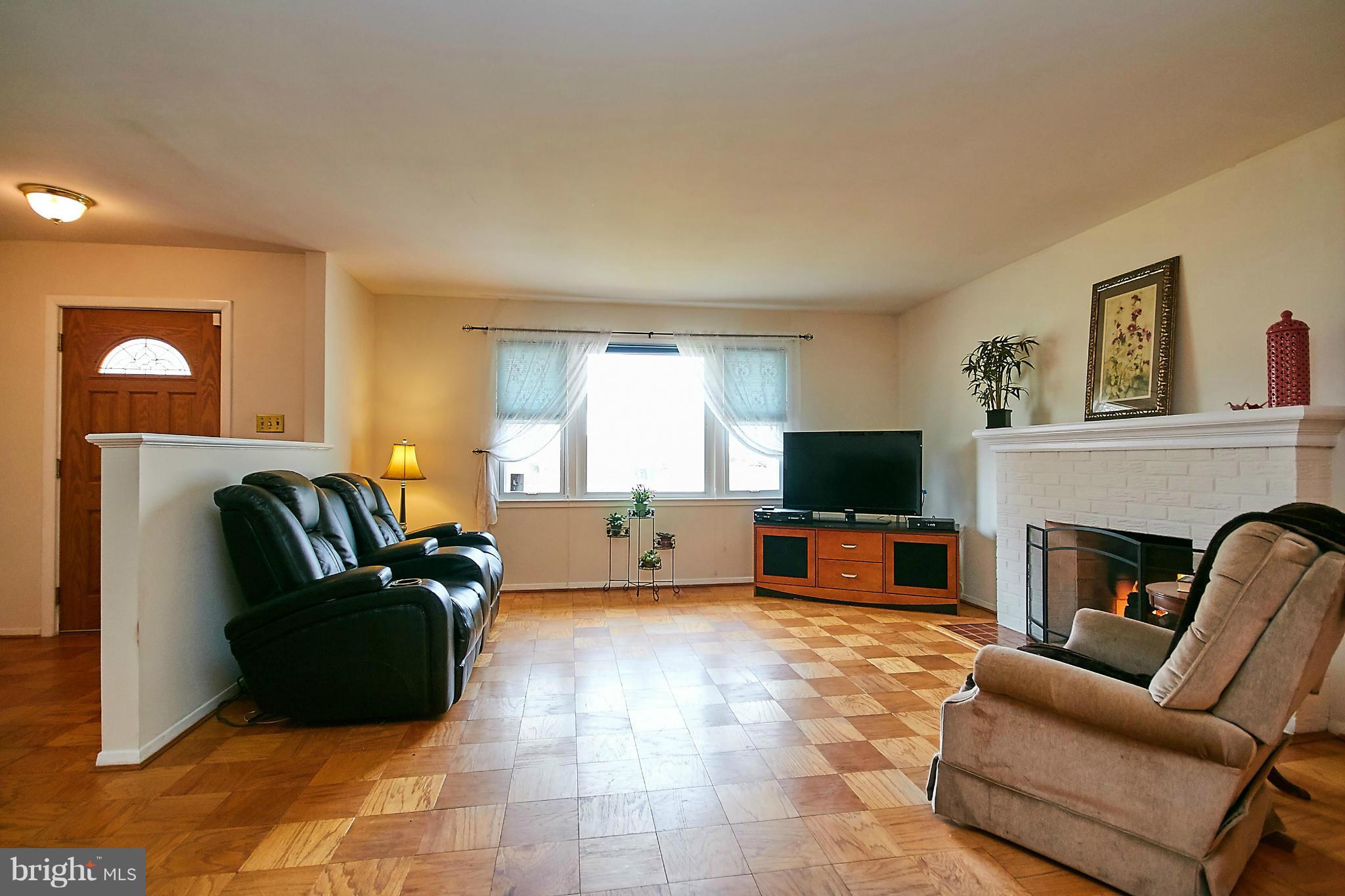 7724 Elgar Street Springfield, VA 22151 - Photo 6 of 30 Living Room w/Picture Window