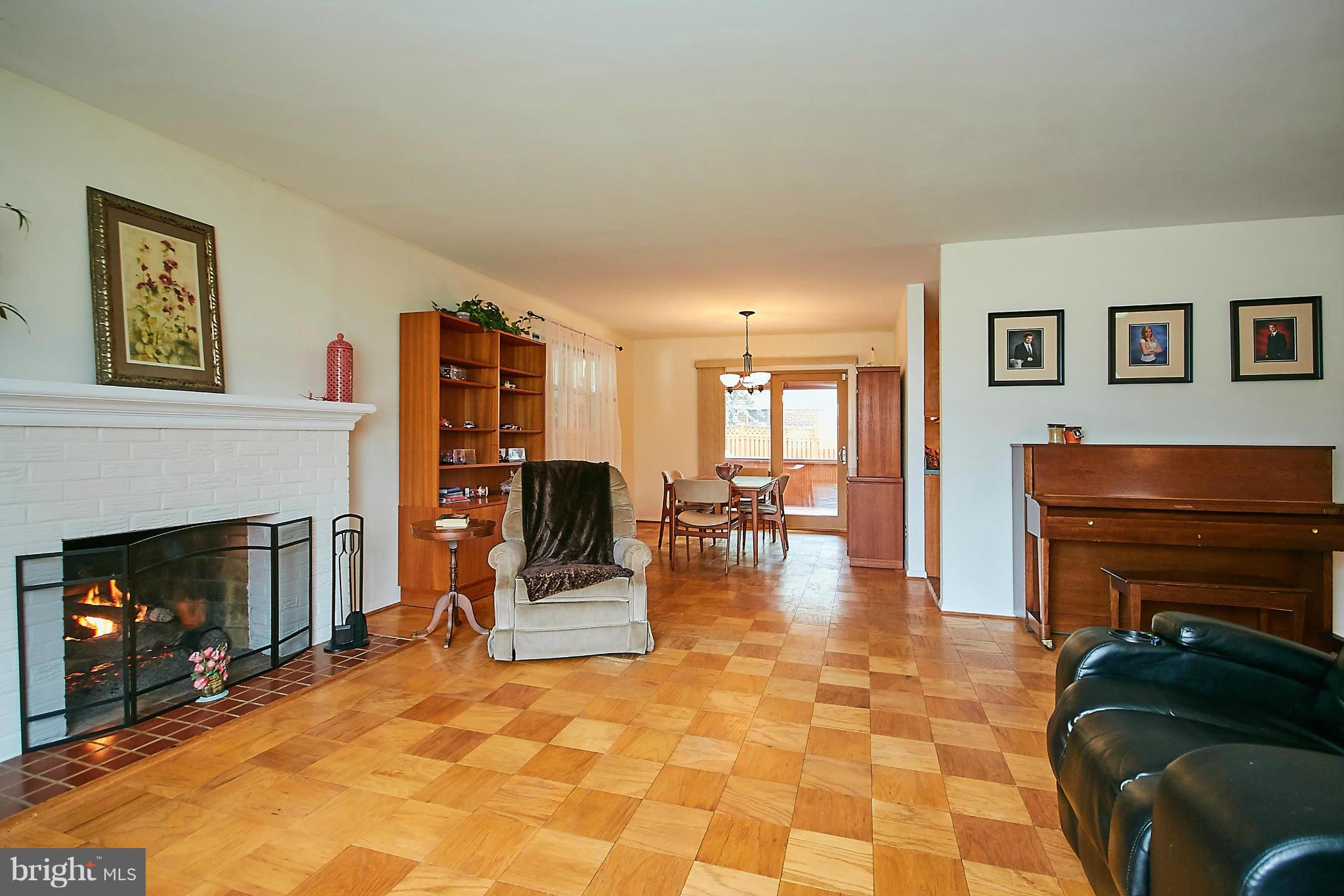 7724 Elgar Street Springfield, VA 22151 - Photo 7 of 30 Living Room