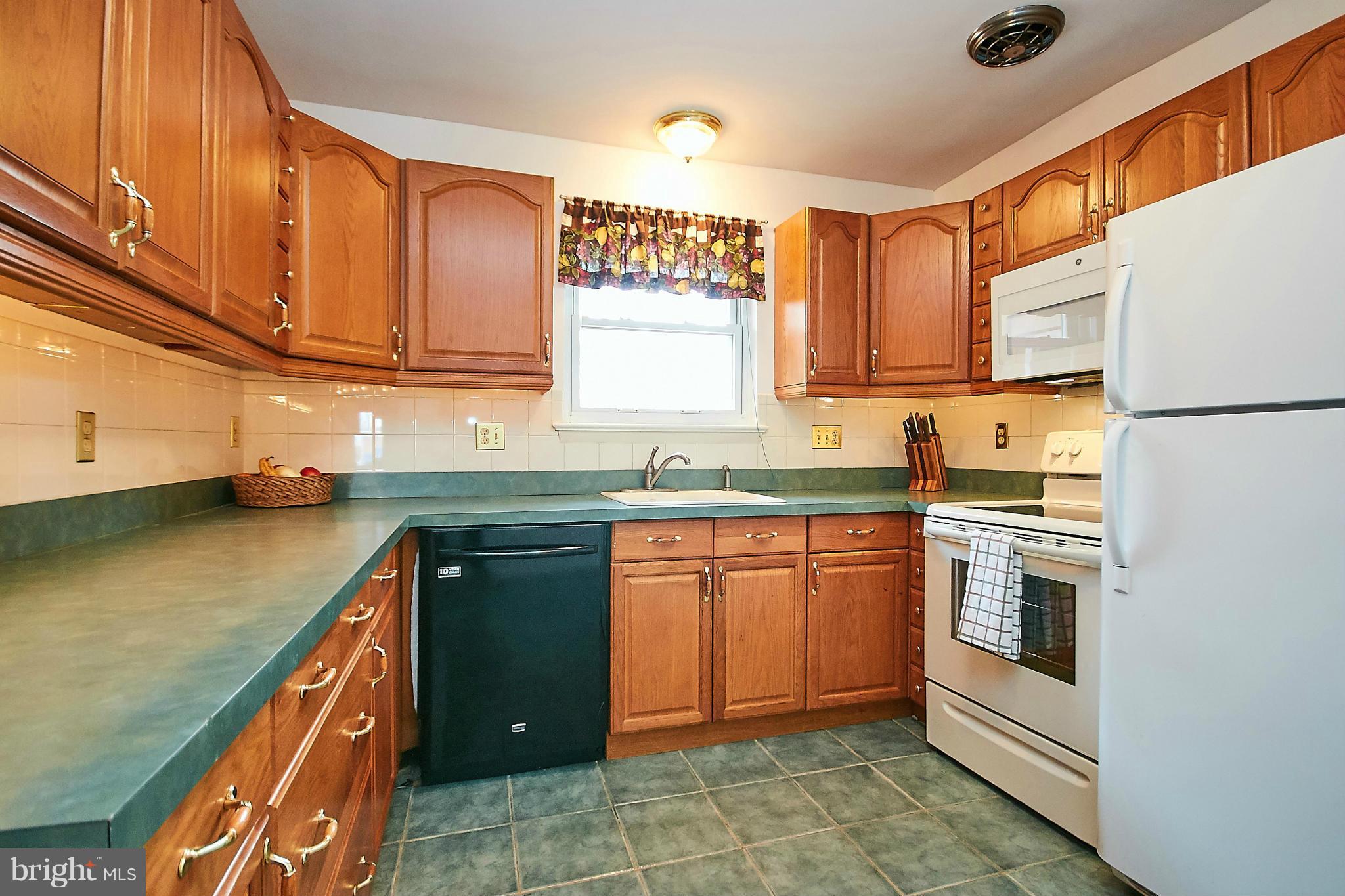 7724 Elgar Street Springfield, VA 22151 - Photo 10 of 30 Kitchen w/New Appliances