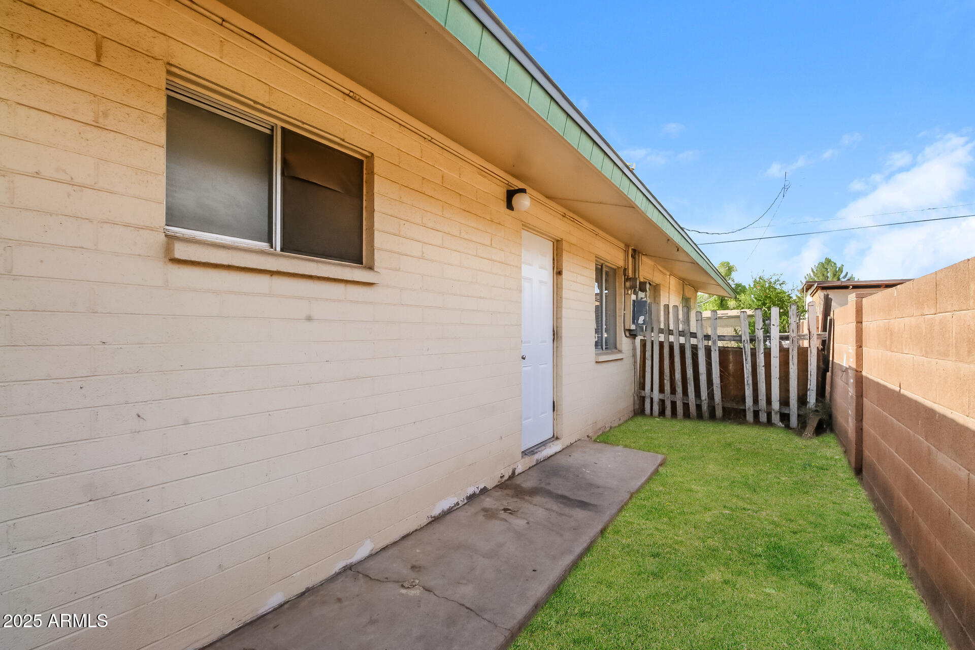 826 East 4th Place, Unit B Mesa, AZ 85203 - Photo 10 of 11 a view of a backyard with pathway