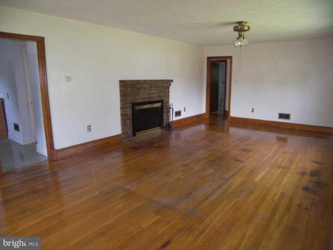 461 Welltown Road Winchester, VA 22603 - Photo 8 of 13 Living Room