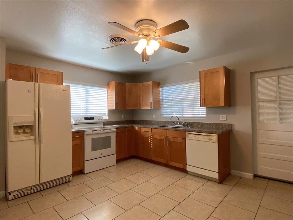 16131 Wallace Street Umatilla, FL 32784 - Photo 5 of 15 a kitchen with granite countertop cabinets and appliances