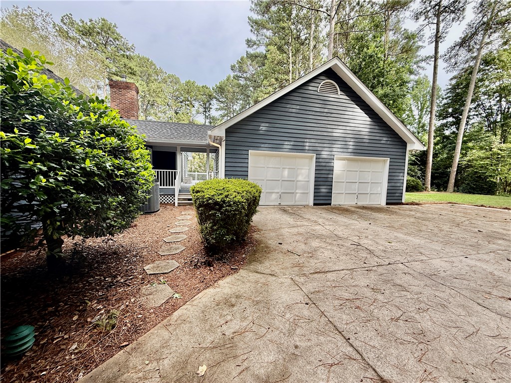 235 Stonehaven Way Seneca, SC 29672 - Photo 14 of 35 A welcoming side entry and attached garage provide convenient access.