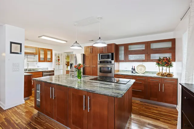 $915,000 | 683 Edmonds Drive, Charleston, SC 29412