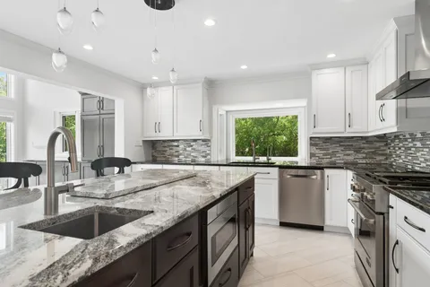 $750,000 | 1120 Fortress Drive, McHenry, IL 60050
