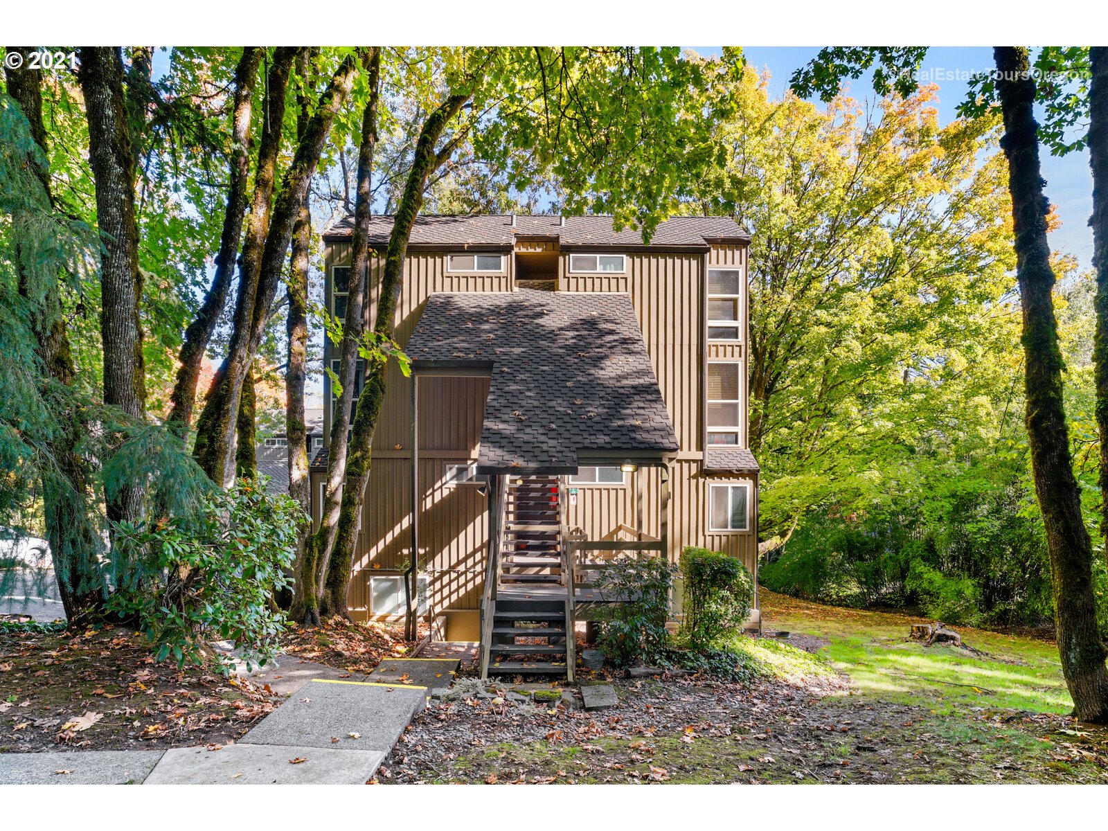 100 Kerr Parkway, Unit 19 Lake Oswego, OR 97035 - Photo 1 of 32 front view of a house with a yard