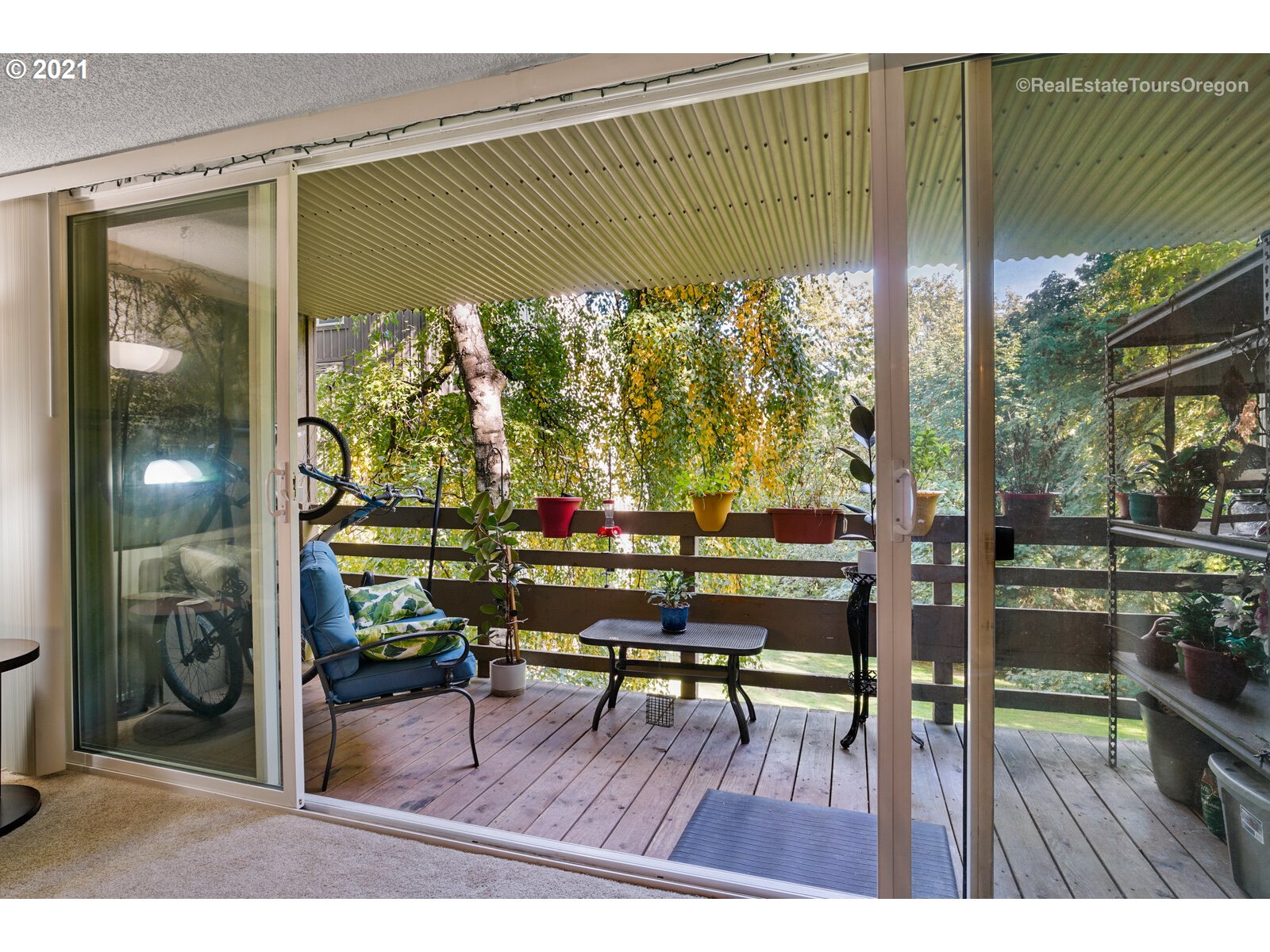 100 Kerr Parkway, Unit 19 Lake Oswego, OR 97035 - Photo 12 of 32 a porch with a table and chairs