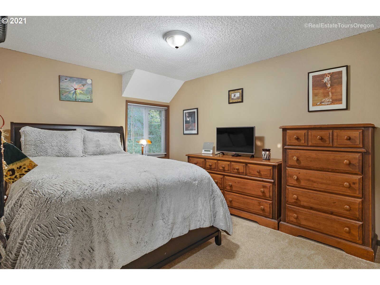 100 Kerr Parkway, Unit 19 Lake Oswego, OR 97035 - Photo 21 of 32 a bedroom with a bed and a flat screen tv