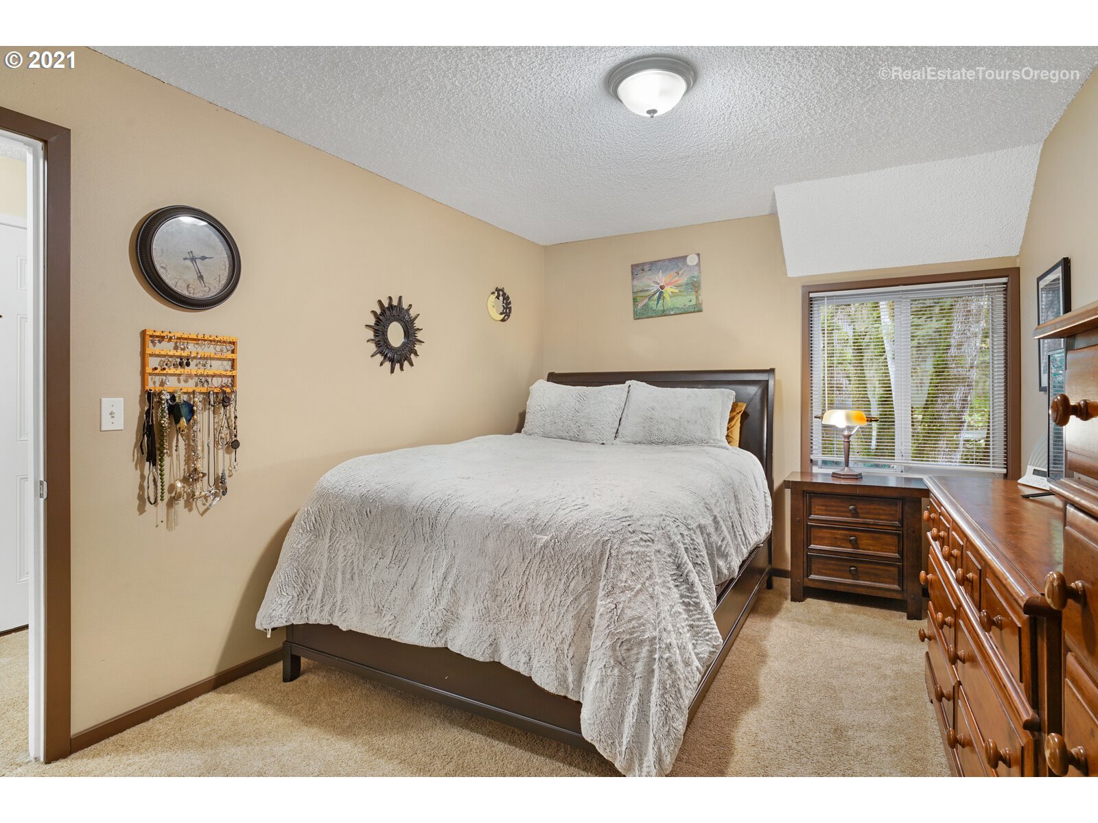 100 Kerr Parkway, Unit 19 Lake Oswego, OR 97035 - Photo 22 of 32 a bedroom with a bed and a window