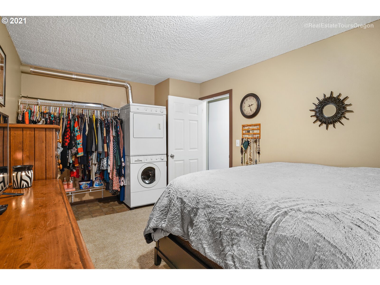 100 Kerr Parkway, Unit 19 Lake Oswego, OR 97035 - Photo 23 of 32 a bedroom with a large bed and a window