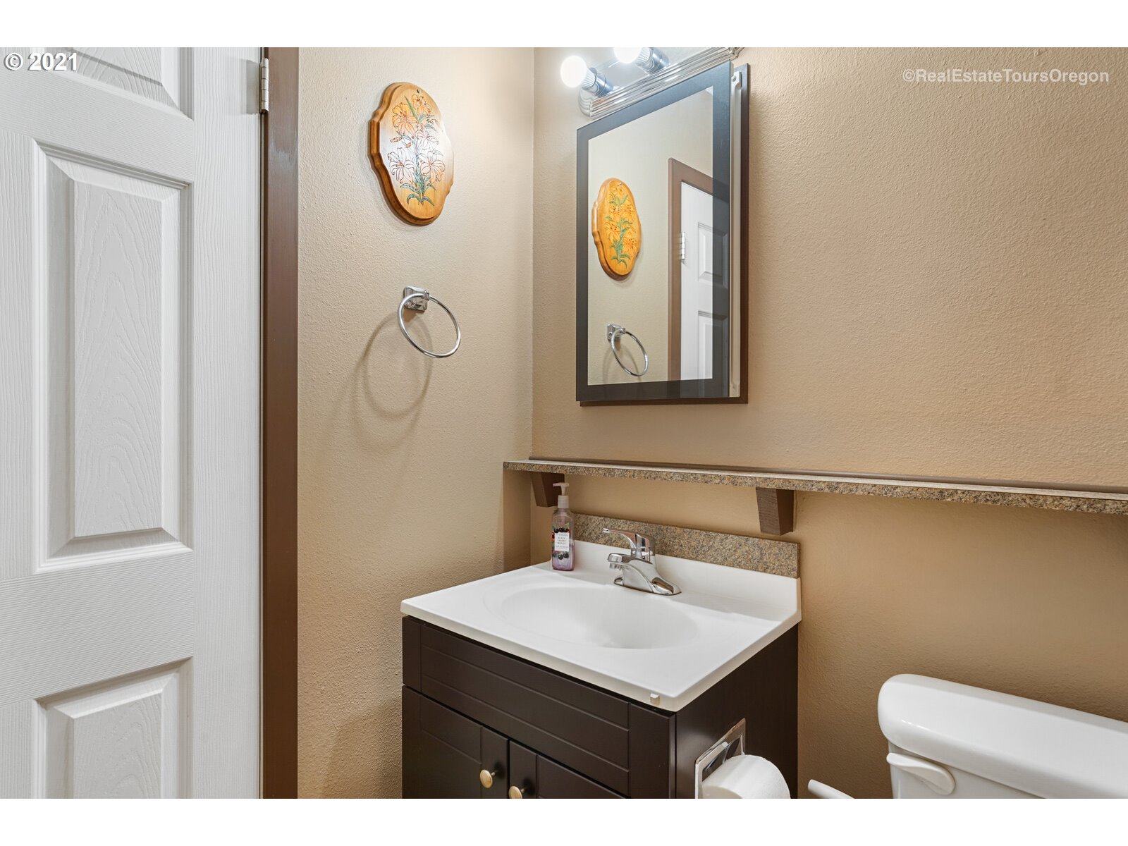 100 Kerr Parkway, Unit 19 Lake Oswego, OR 97035 - Photo 26 of 32 a bathroom with a toilet and a sink
