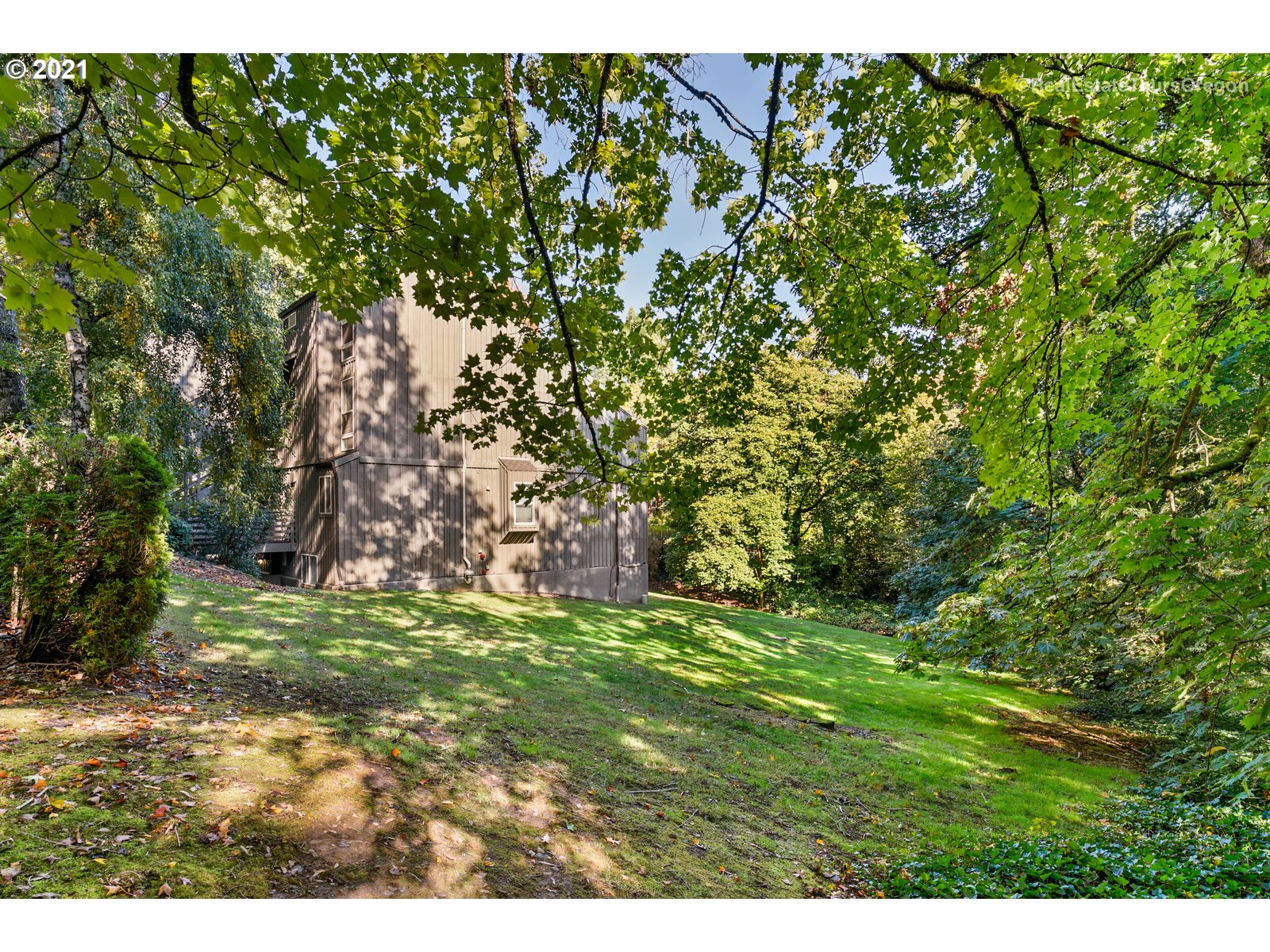 100 Kerr Parkway, Unit 19 Lake Oswego, OR 97035 - Photo 28 of 32 a backyard of a house with lots of green space