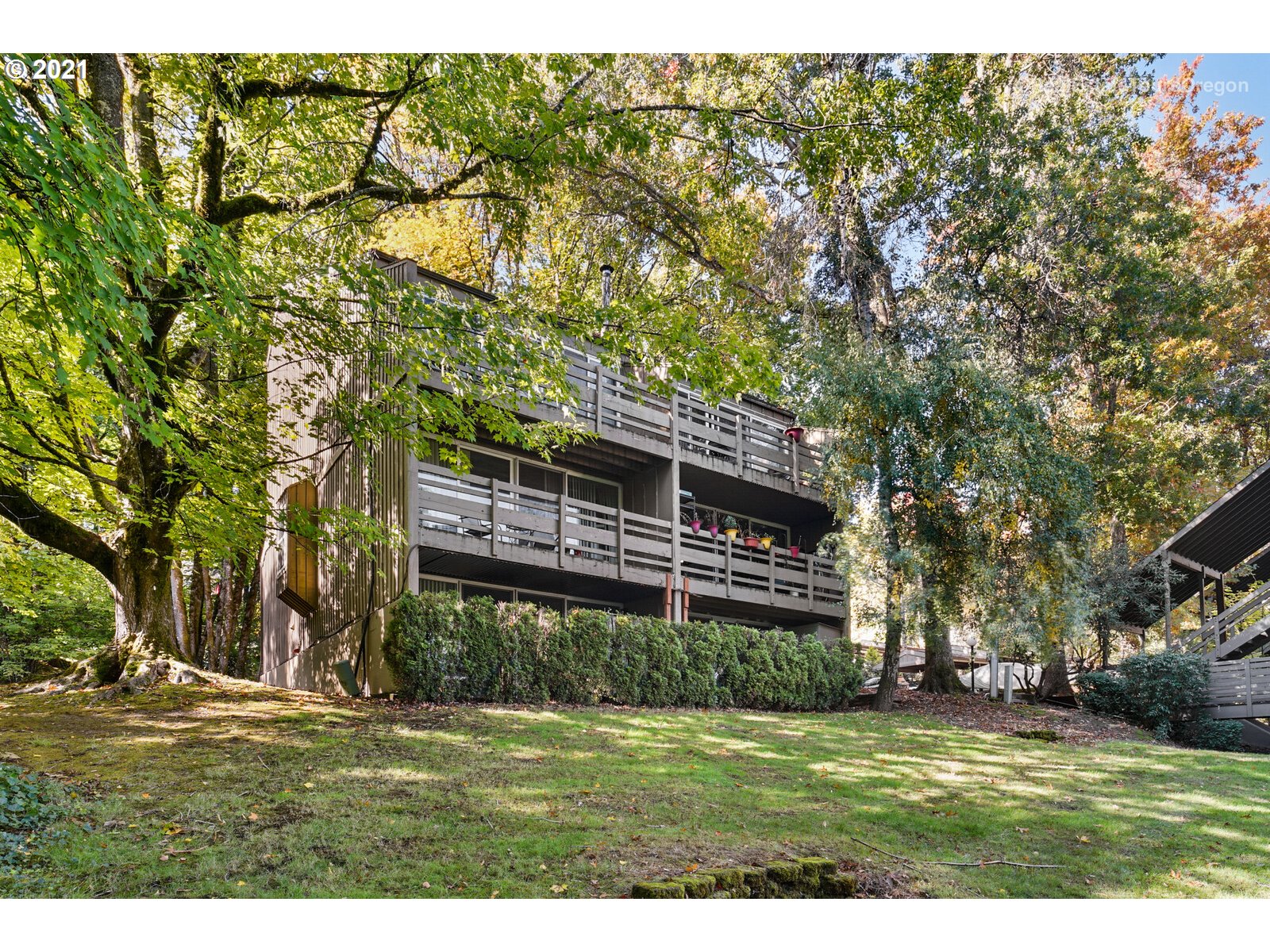 100 Kerr Parkway, Unit 19 Lake Oswego, OR 97035 - Photo 29 of 32 a view of a house with a yard