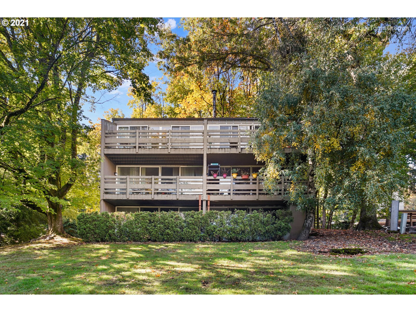 100 Kerr Parkway, Unit 19 Lake Oswego, OR 97035 - Photo 31 of 32 a view of a house with a yard