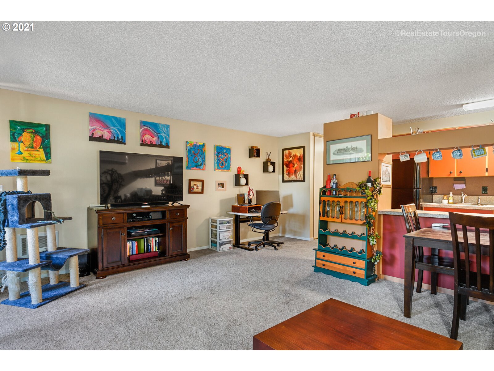 100 Kerr Parkway, Unit 19 Lake Oswego, OR 97035 - Photo 10 of 32 a living room with furniture and a flat screen tv