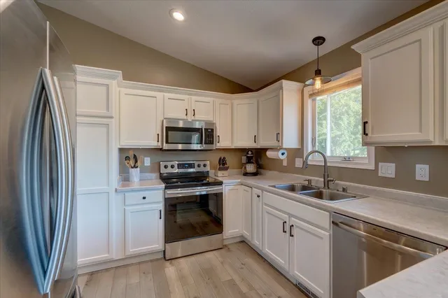 $374,900 | 652 East Countryside Drive, Evansville, WI 53536