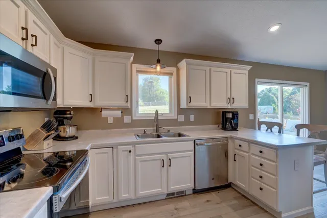 $374,900 | 652 East Countryside Drive, Evansville, WI 53536