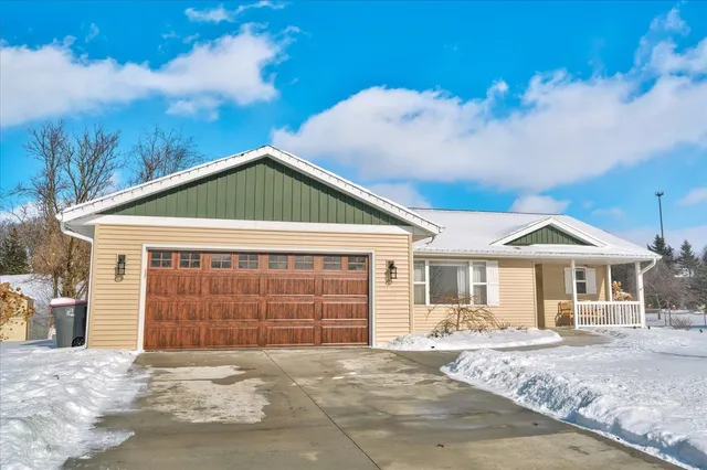 $374,900 | 652 East Countryside Drive, Evansville, WI 53536
