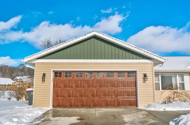 $374,900 | 652 East Countryside Drive, Evansville, WI 53536