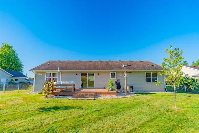 $374,900 | 652 East Countryside Drive, Evansville, WI 53536