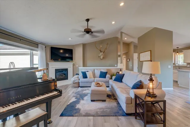 $374,900 | 652 East Countryside Drive, Evansville, WI 53536