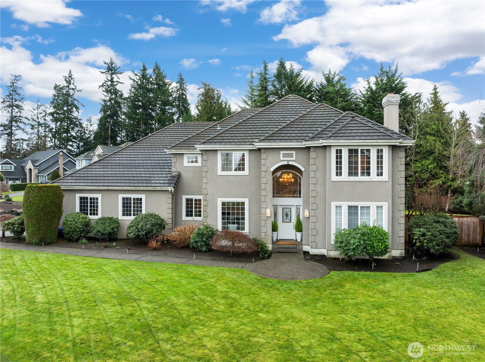 423 Southwest 348th Court Federal Way, WA 98023 - Photo 2 of 39 a front view of a house with a garden
