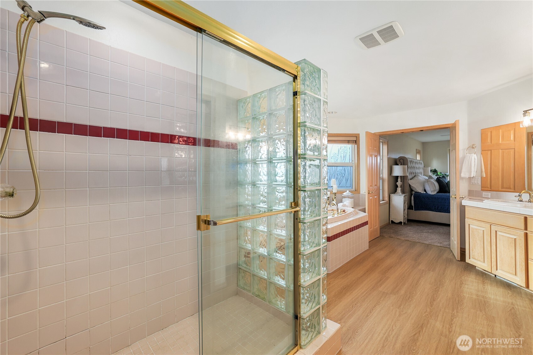 423 Southwest 348th Court Federal Way, WA 98023 - Photo 23 of 39 a bathroom with a tub and shower
