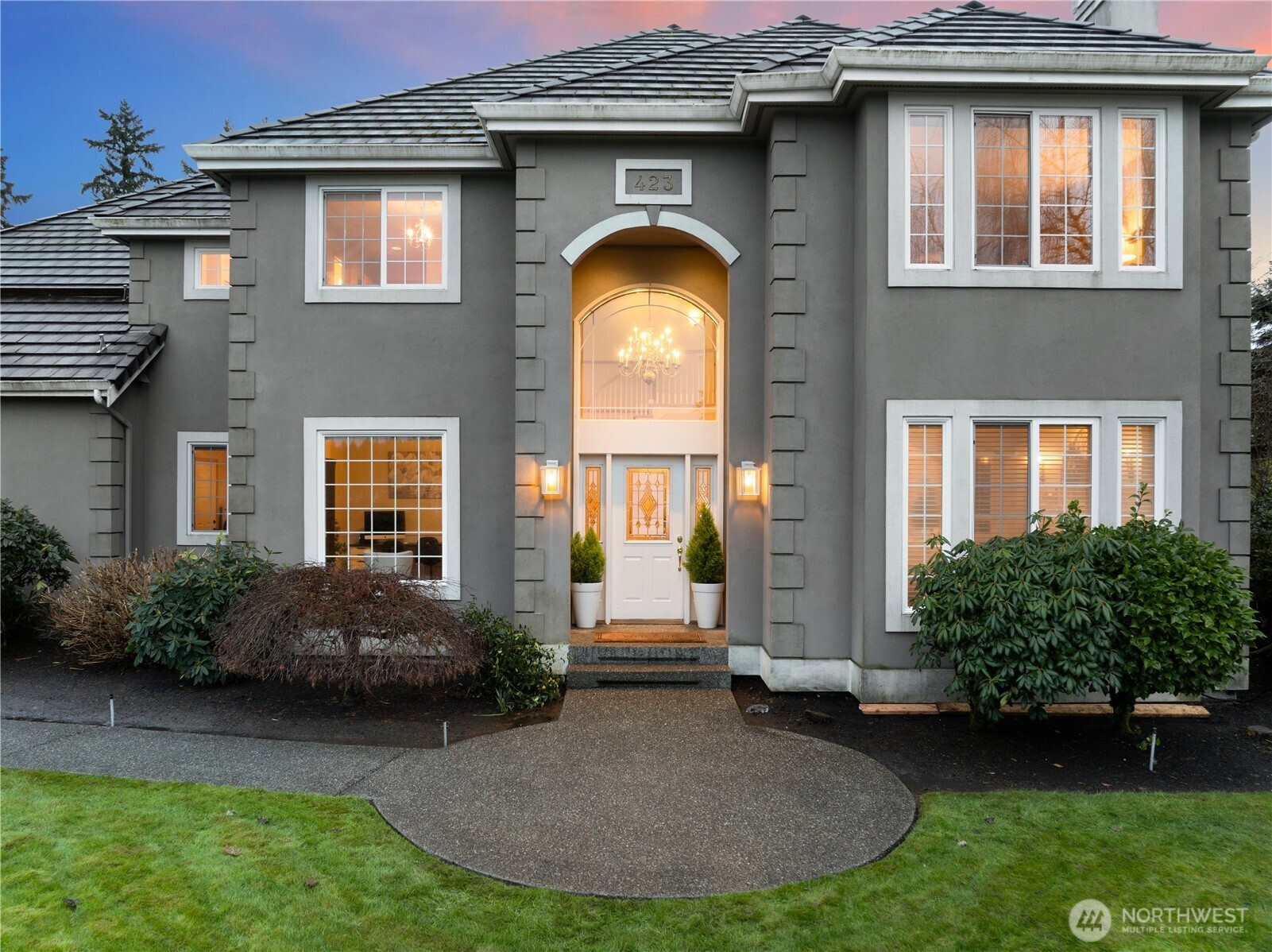 423 Southwest 348th Court Federal Way, WA 98023 - Photo 3 of 39 a house view with a garden space