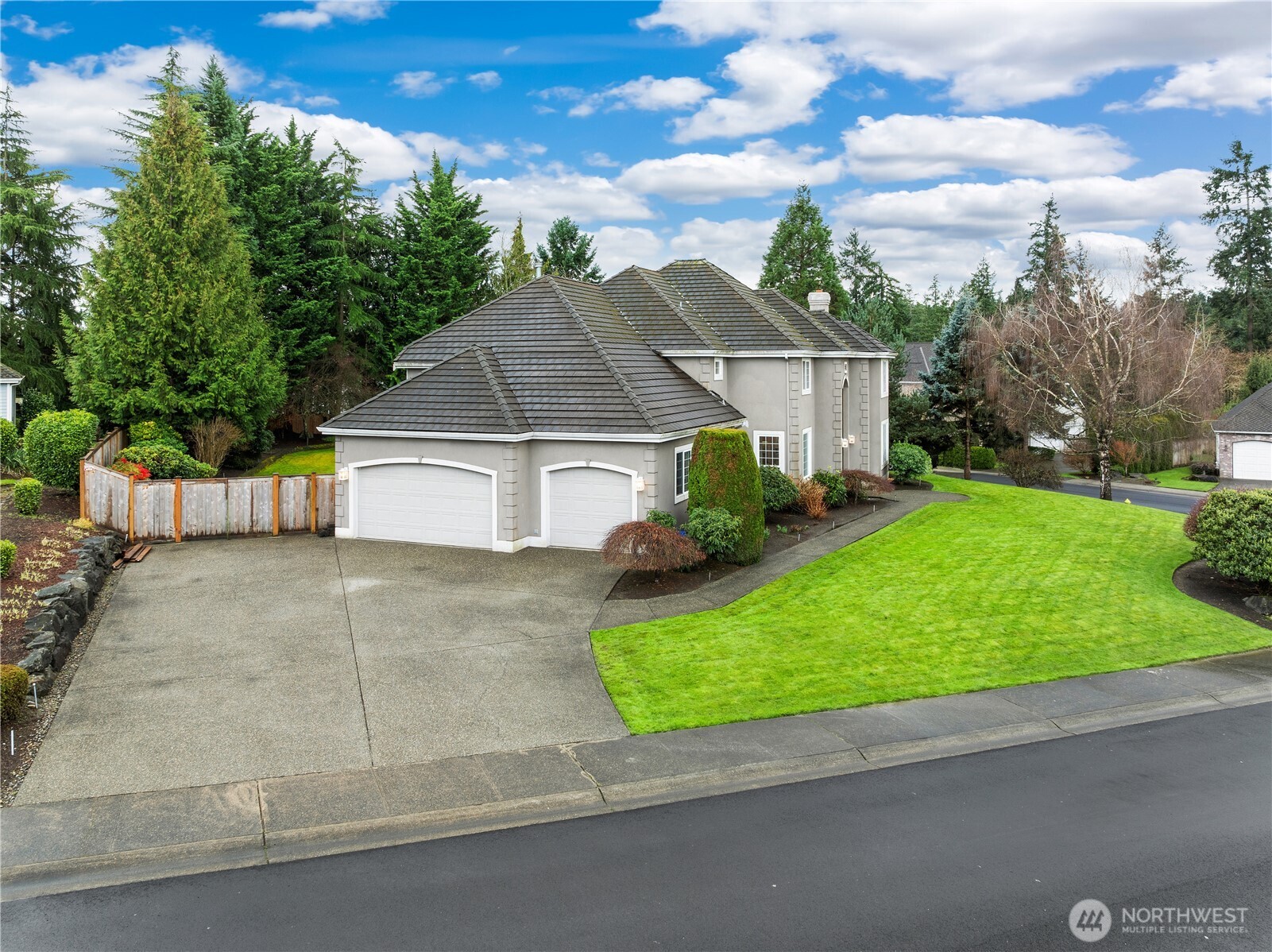 423 Southwest 348th Court Federal Way, WA 98023 - Photo 4 of 39 a house view with a garden space