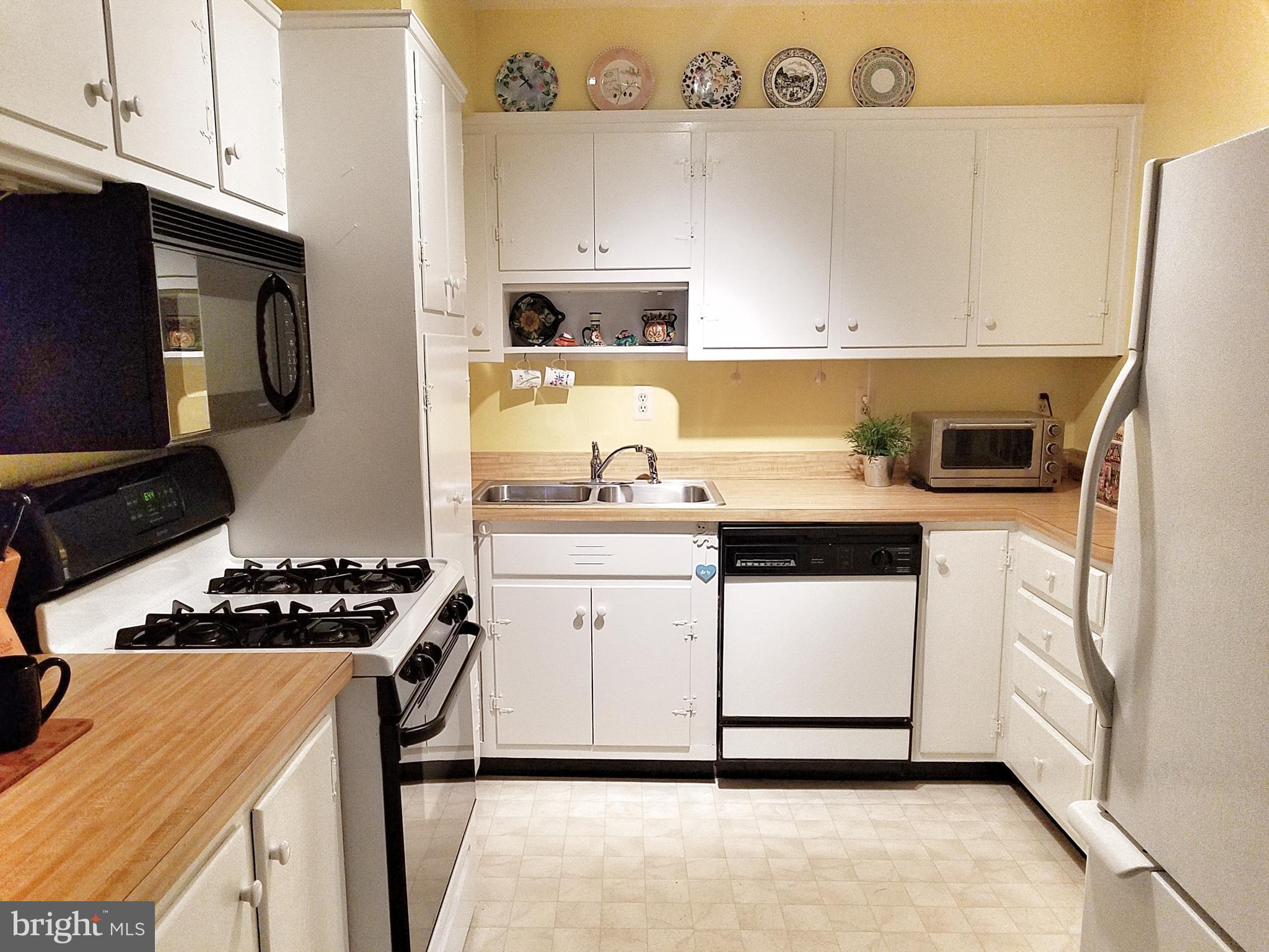 4604 Roundhill Road Alexandria, VA 22310 - Photo 13 of 40 Kitchen w/solid wood white cabinets