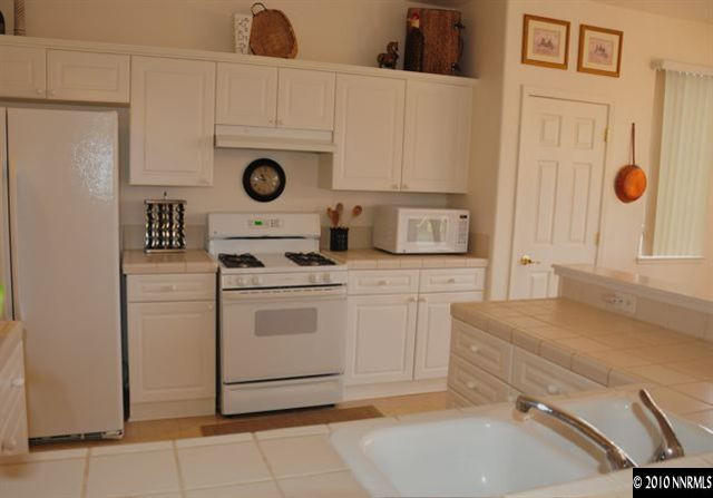 1895 San Pablo Drive Reno, NV 89521 - Photo 4 of 9 a view of cabinets and washer dryer