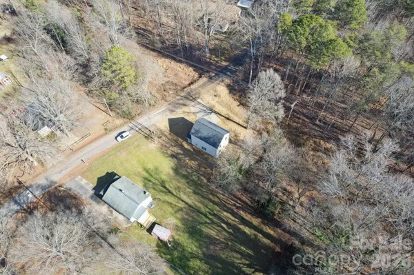 a view of a house with backyard