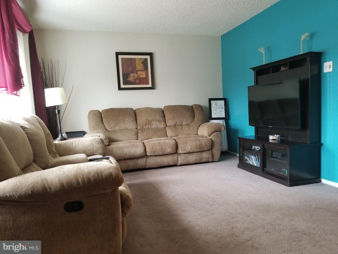 11943 Covert Road Philadelphia, PA 19154 - Photo 2 of 25 Living Room