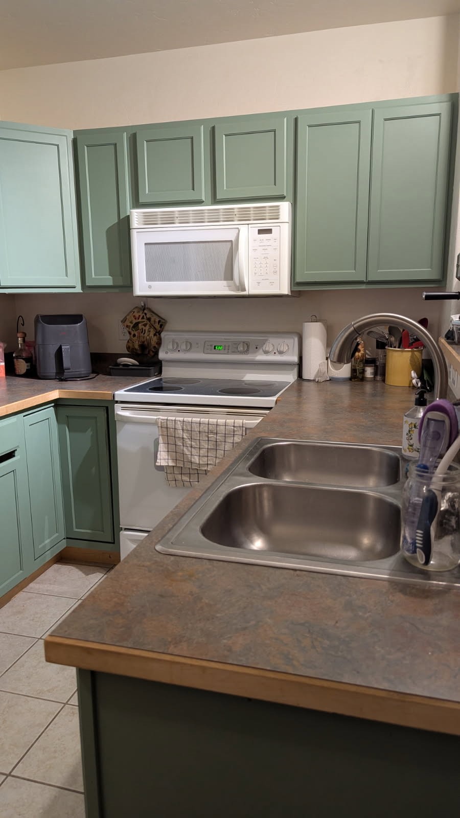 337 Streamside Lane, Unit 104 Frisco, CO 80443 - Photo 4 of 10 a kitchen with a sink and a stove