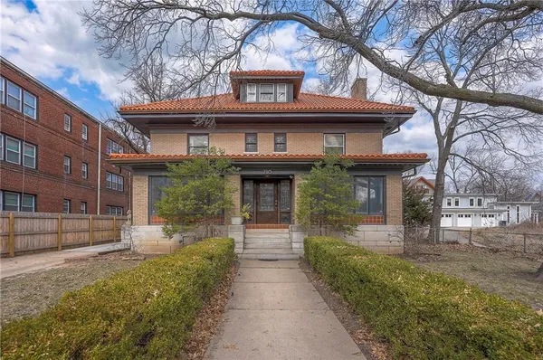 $475,000 | 710 East Armour Boulevard, Kansas City, MO 64109