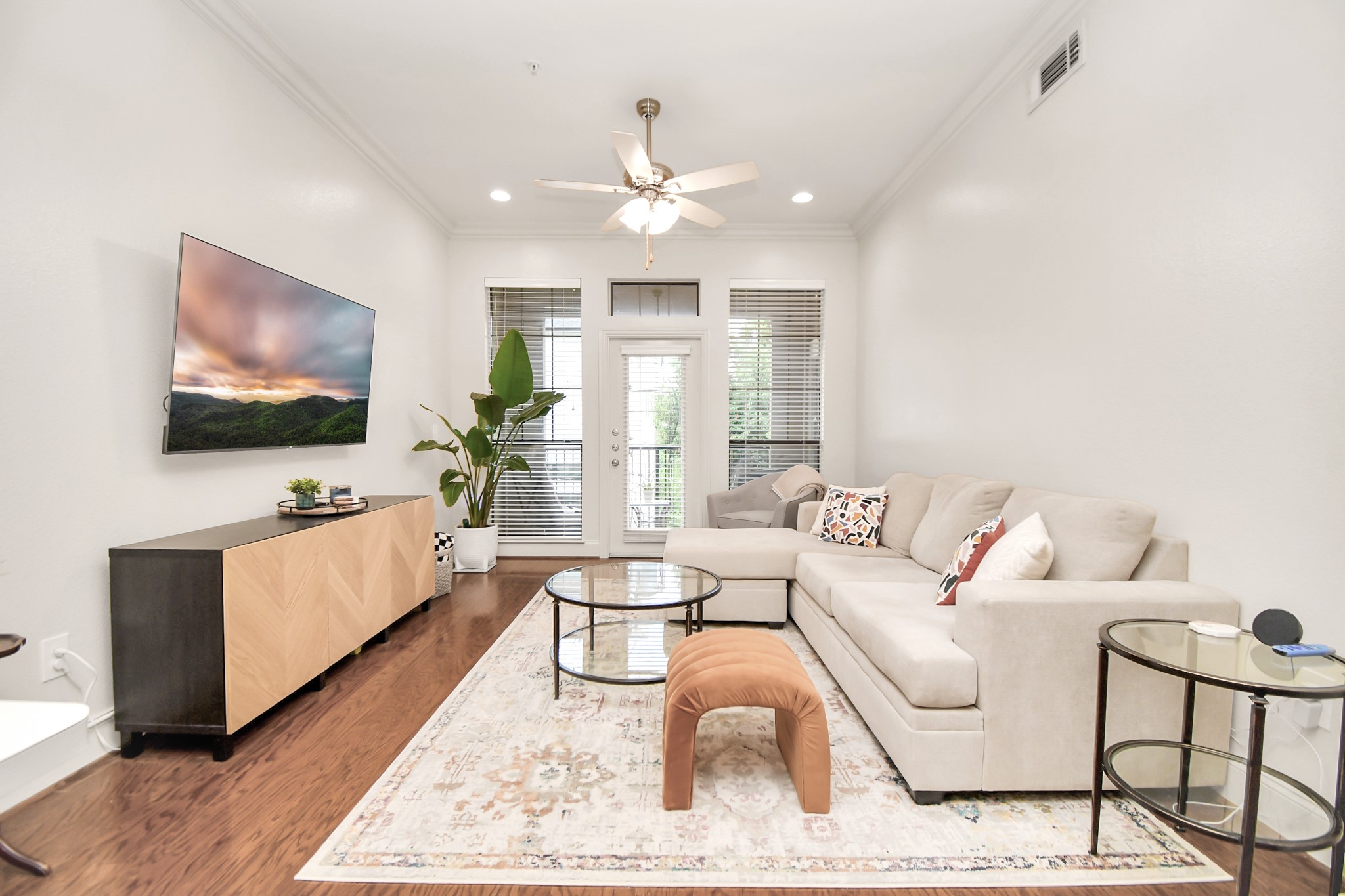 2120 Kipling Street, Unit 306 Houston, TX 77098 - Photo 12 of 31 Living Room