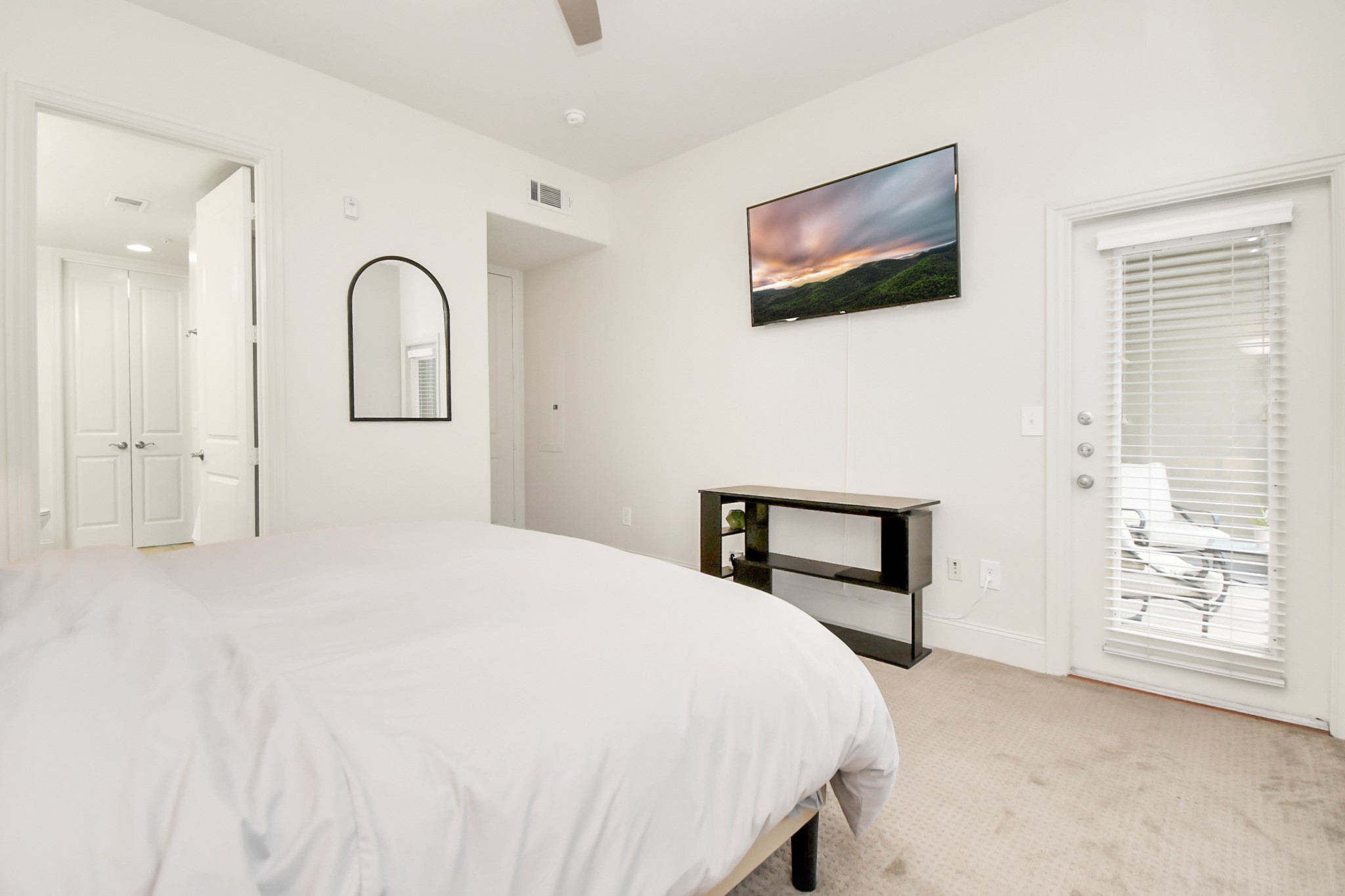 2120 Kipling Street, Unit 306 Houston, TX 77098 - Photo 21 of 31 Primary Bedroom