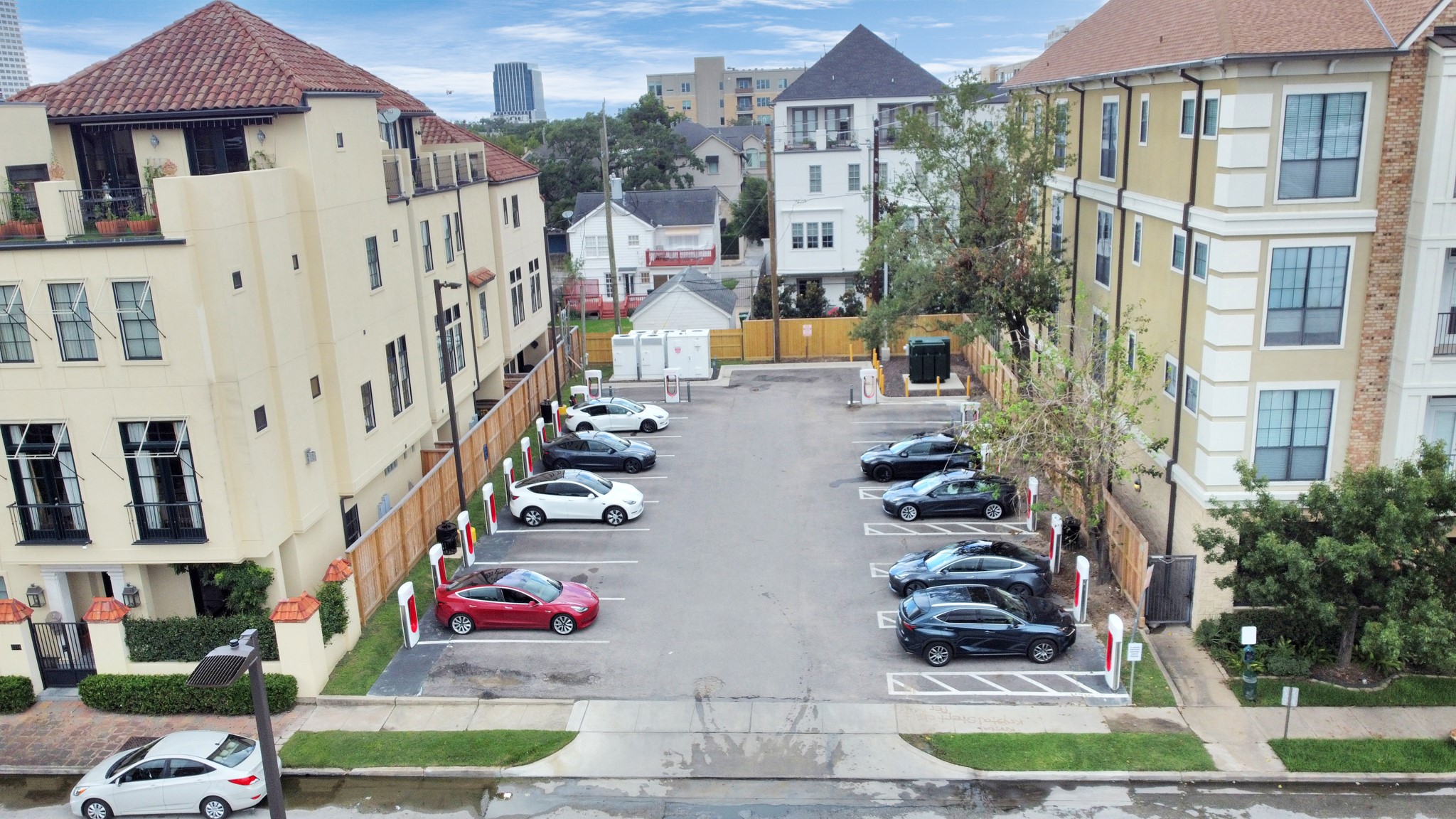 2120 Kipling Street, Unit 306 Houston, TX 77098 - Photo 29 of 31 Electric car charging